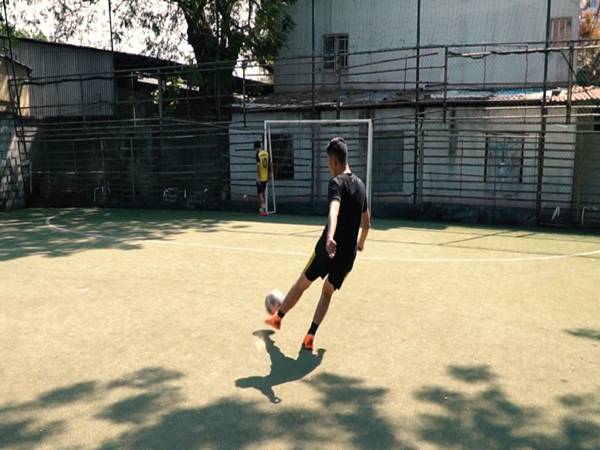 Lý do nên tập đá bóng bằng chân không thuận